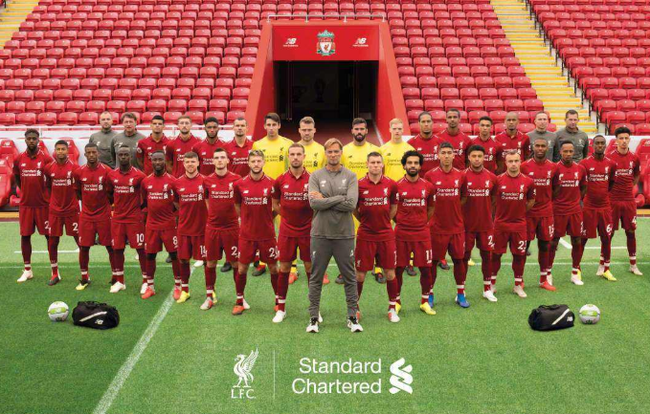 韩国女星穿曼联曼城球衣聚餐。左边是韩国国门金承奎...（韩国女星穿曼联与曼城球衣同桌聚餐，左侧为韩国国门金承奎）