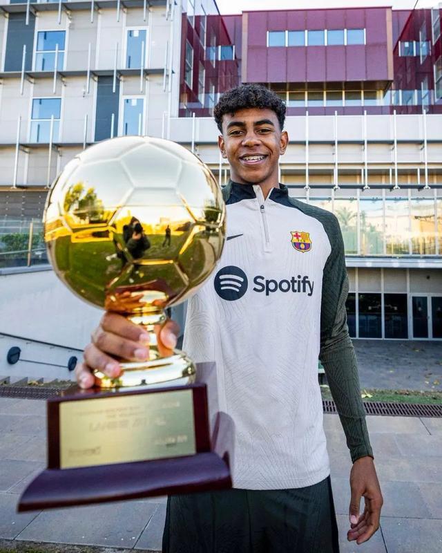 欧文突破防守造成杀伤球成功（欧文强突撕裂防线造犯规并完成得分）