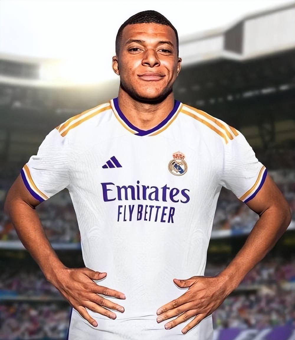 太阳报：麦克托米奈领意甲最佳球员奖，被女友透视着装抢风头（太阳报：麦克托米奈荣膺意甲最佳，女友透视造型抢尽风头）