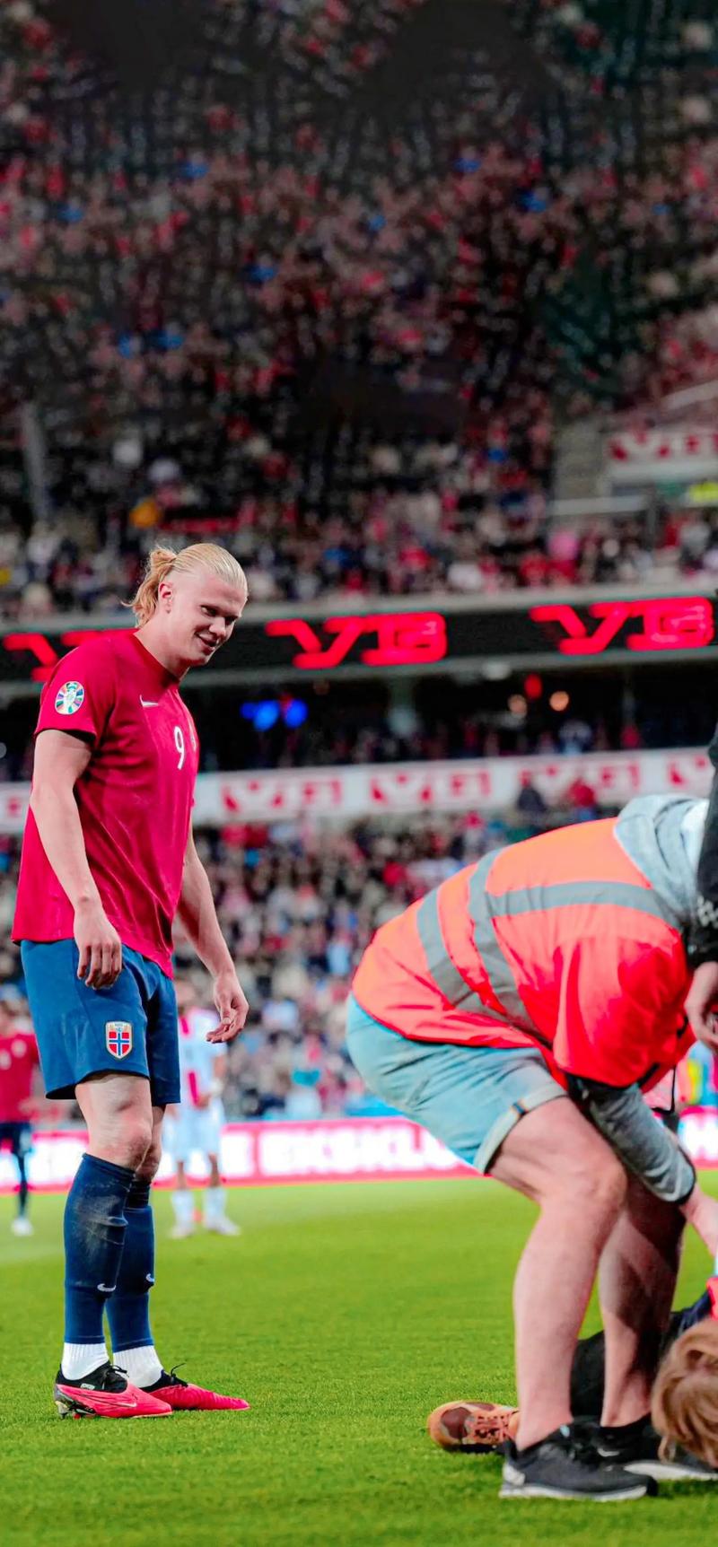 26岁姆巴佩获评10分+MVP：无敌一条龙+飙2世界波,现场视角太牛了（26岁姆巴佩10分满分当选MVP：无解一条龙+连轰两记世界波，现场视角炸裂）