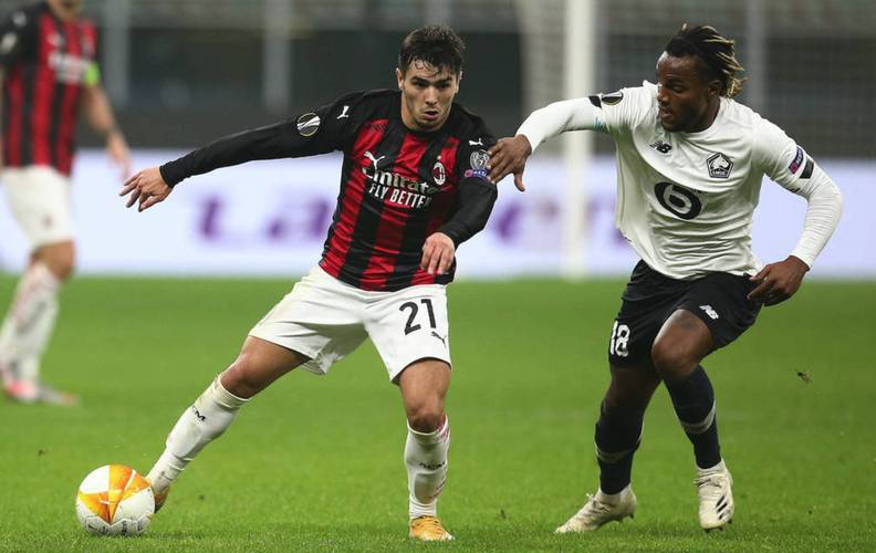 门将连续零封对手，稳定后防（门将连场零封，后防稳若磐石）