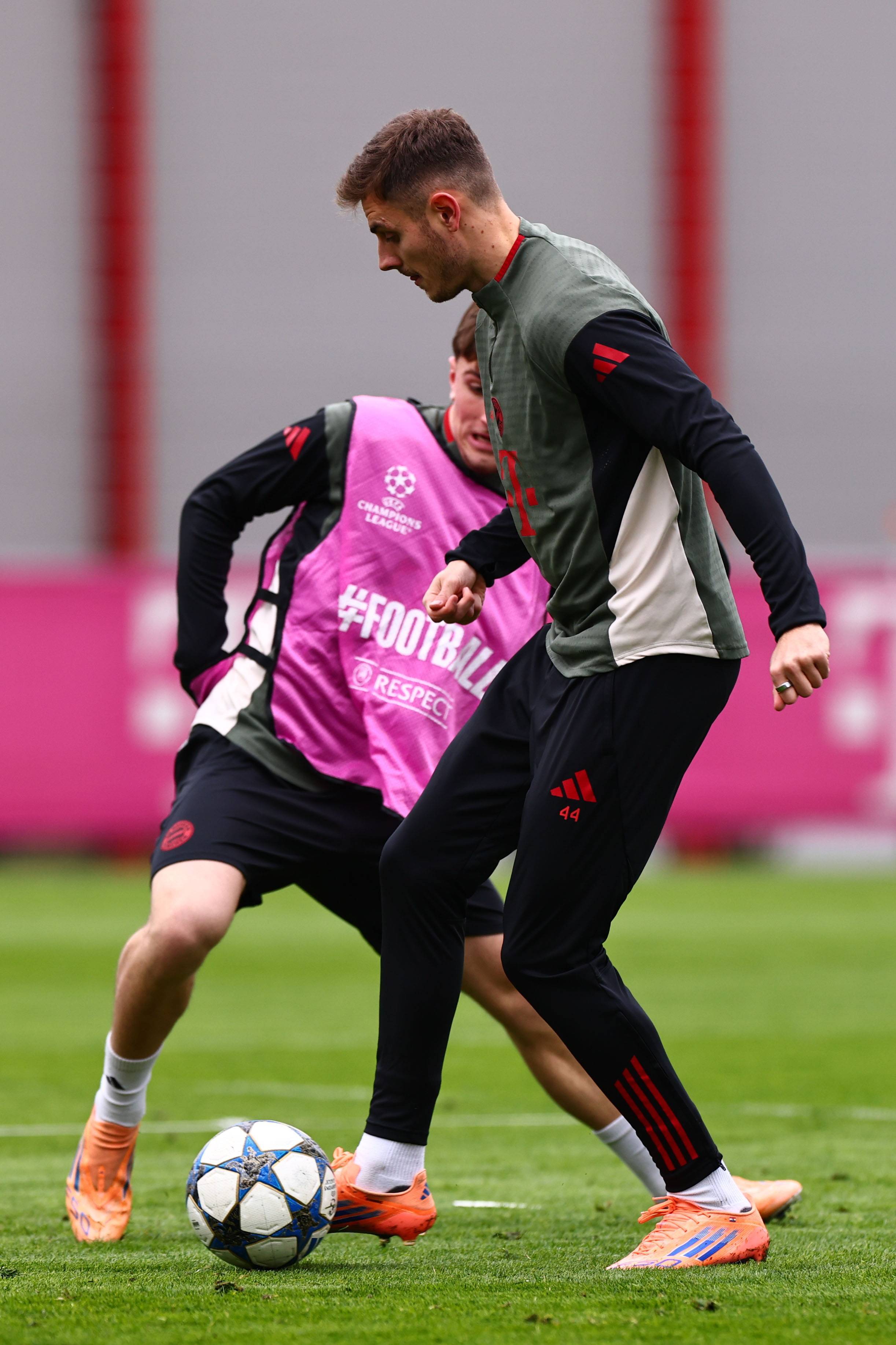 庆祝建队126周年！巴萨官方社媒晒诺坎普球场海报（巴萨建队126周年纪念：官方社媒晒出诺坎普球场海报）