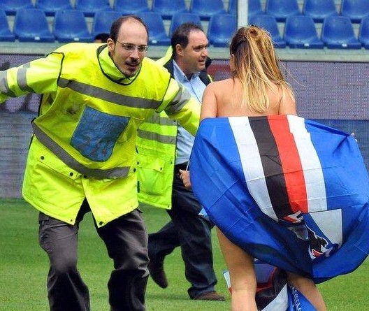 德甲生涯第10次戴帽，凯恩赛后将比赛用球带走收藏（凯恩德甲生涯第10次上演帽子戏法，赛后将比赛用球带回珍藏）