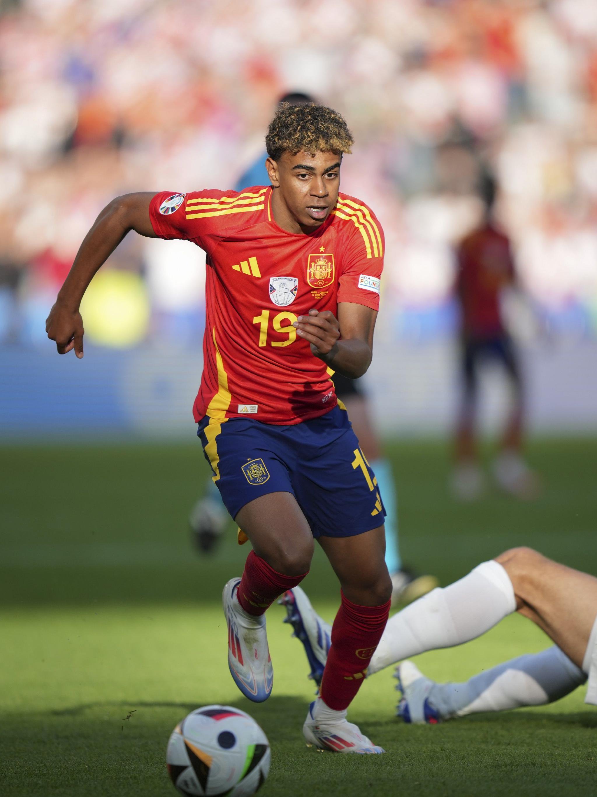 安哥拉门将马克斯在非洲杯前充满信心梦想着期待已久的首次亮相（非洲杯在即，安哥拉门将马克斯信心十足，盼迎梦寐以求的首秀）