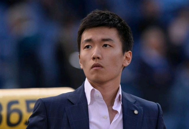 感谢恩师，出自崇明基地的海港球员将奖牌挂在徐根宝脖子上（海港球员将奖牌挂在徐根宝颈间，致谢崇明恩师）